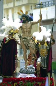 Soldado-Romano-de-rodillas-con-espada-y-lanza.-Misterio-Cristo-Resucitado.-Pozoblanco-Cordoba-2002_2